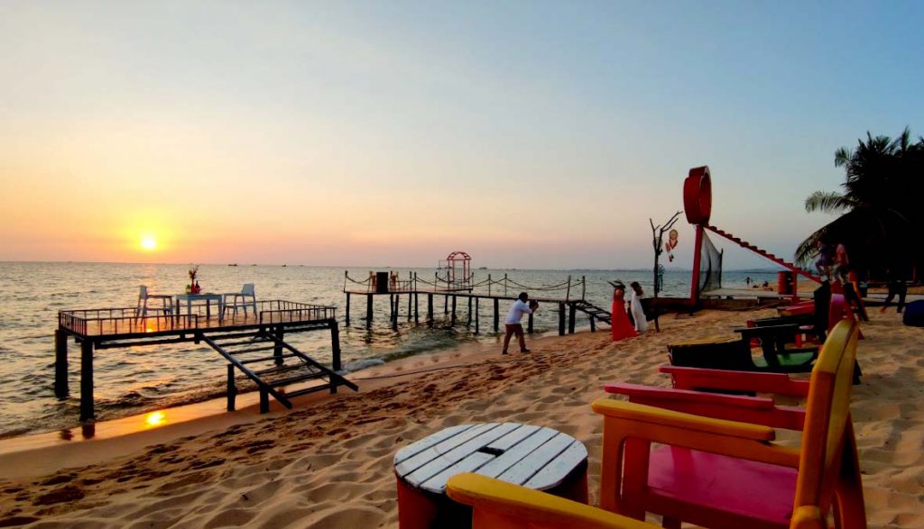 Ngắm hoàng hôn tại Tiki Beach Bar Phú Quốc