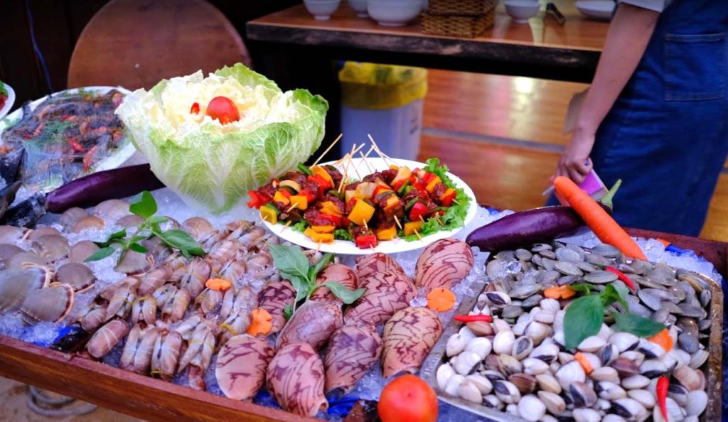 Buffet hải sản tại Tiki Beach Bar