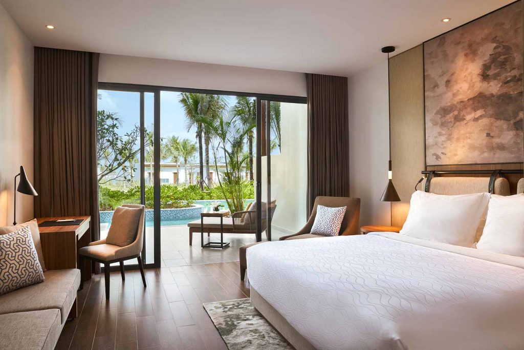 Phòng Superior có lối đi thẳng ra hồ bơi của Movenpick Phú Quốc