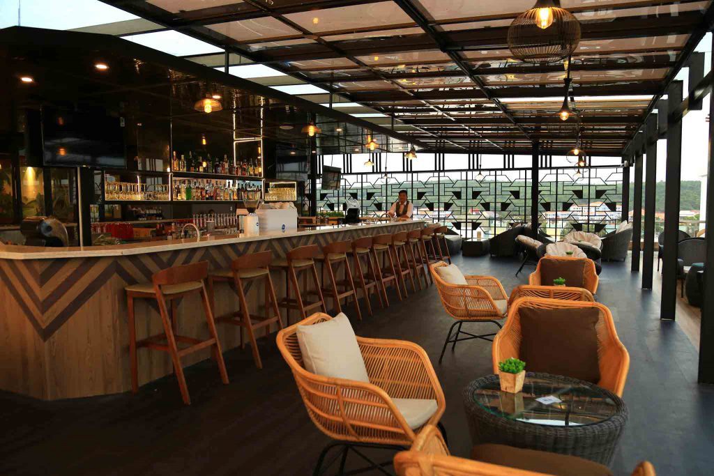 Quầy bar Phụng Hưng Rooftop Bar & Lounge