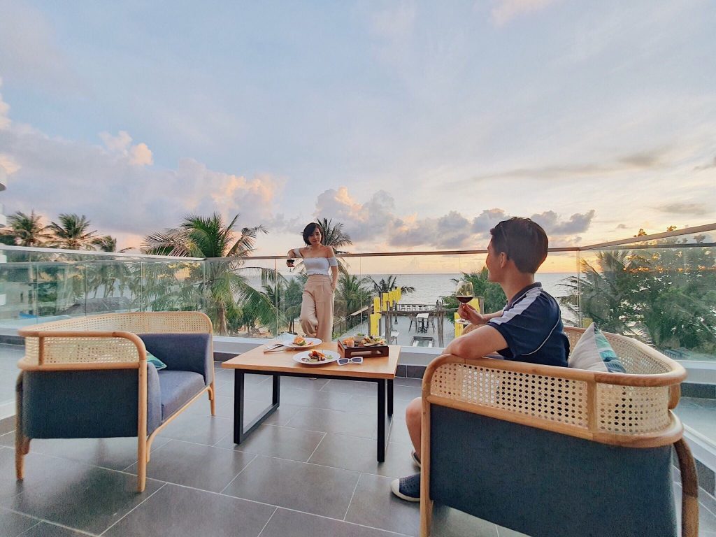 Thưởng thức bữa ăn trong ánh hoàng hôn tại nhà hàng Sunset Beach Resort