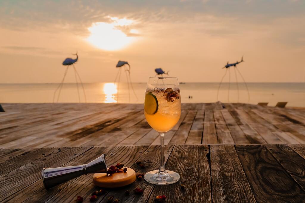 Ngắm hoàng hôn tại Sunset Sanato Beach Club